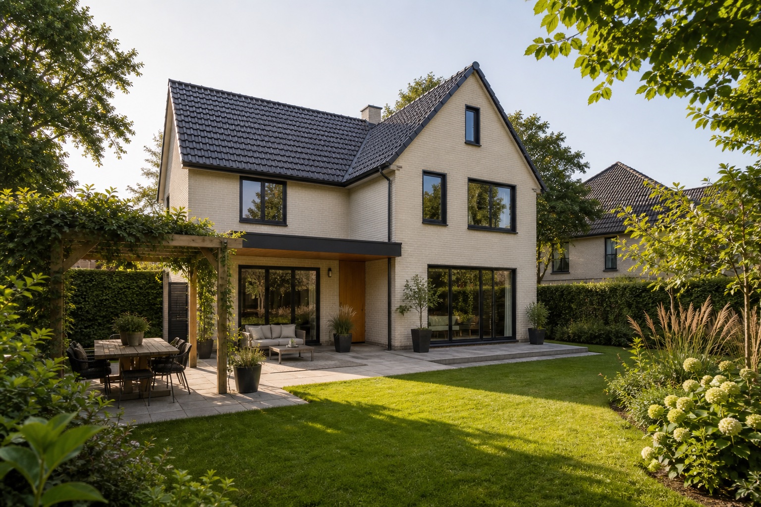 Groene achtertuin met terras en pergola